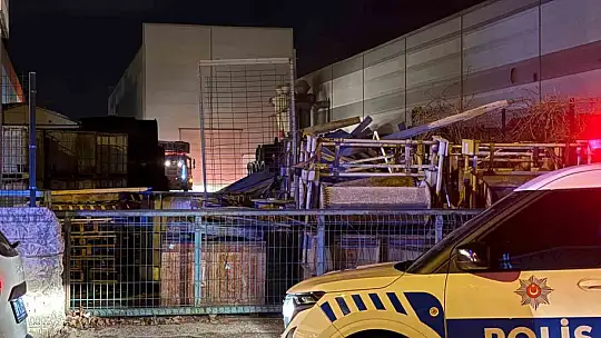 Atık maddeler alev aldı, fabrikaya sıçrayan yangın büyümeden söndürüldü