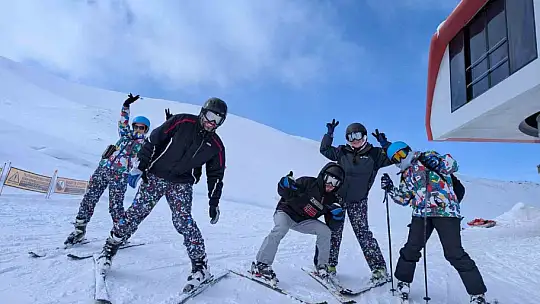 Avrupa'dan gelen gönüllüler Erciyes'te kayak öğrendi