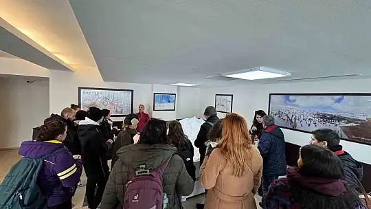 Avrupa'dan gelen gönüllüler Erciyes'te kayak öğrendi