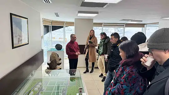Avrupa'dan gelen gönüllüler Erciyes'te kayak öğrendi
