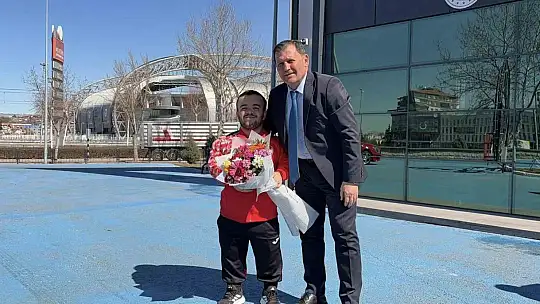 Avrupa ikincisi sporcuya görkemli karşılama