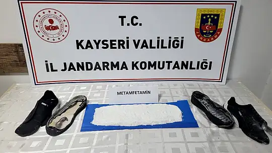 Ayakkabıya gizlenmiş 1 kilo uyuşturucu bulundu