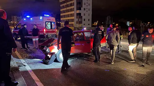 Aydınlatma direğine çarpan sürücü otomobilde sıkıştı: 3 yaralı