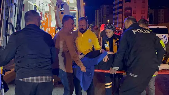 Aydınlatma direğine çarpan sürücü otomobilde sıkıştı: 3 yaralı