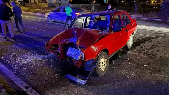 Aydınlatma direğine çarpan sürücü otomobilde sıkıştı: 3 yaralı