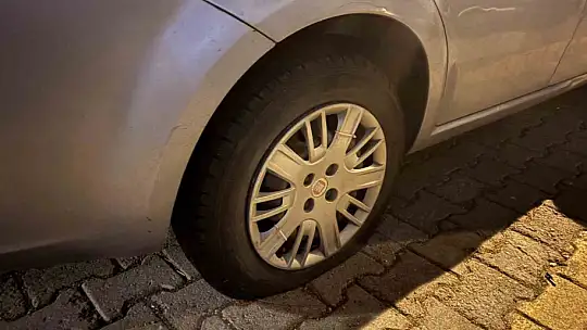 Aynı otoparktaki 5 otomobilin lastiğini kestiler