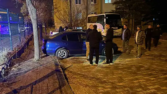 Aynı otoparktaki 5 otomobilin lastiğini kestiler