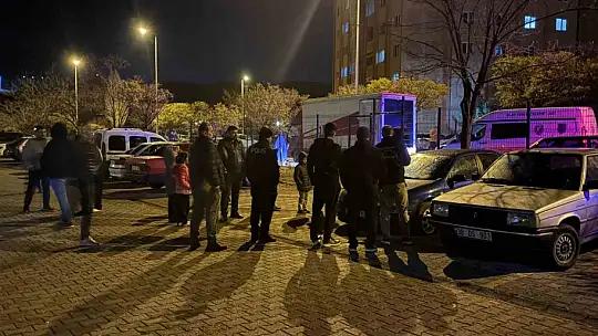 Aynı otoparktaki 5 otomobilin lastiğini kestiler