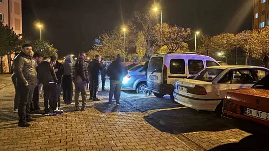 Aynı otoparktaki 5 otomobilin lastiğini kestiler