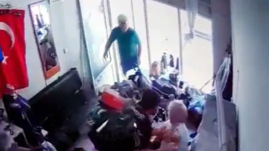 Baba-oğul kadın terzinin iş yerini basıp darp etti