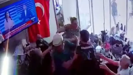 Baba-oğul kadın terzinin iş yerini basıp darp etti