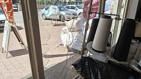 Baba-oğul kadın terzinin iş yerini basıp darp etti