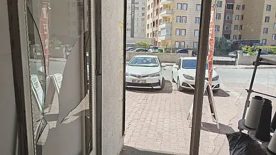 Baba-oğul kadın terzinin iş yerini basıp darp etti