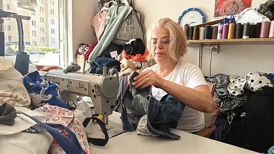 Baba-oğul kadın terzinin iş yerini basıp darp etti