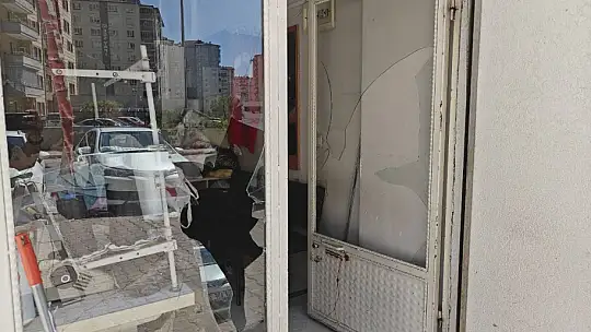 Baba-oğul kadın terzinin iş yerini basıp darp etti