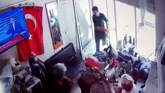 Baba-oğul kadın terzinin iş yerini basıp darp etti