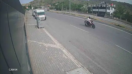 Baba-oğulun yaralandığı trafik kazası kamerada