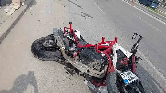 Baba-oğulun yaralandığı trafik kazası kamerada