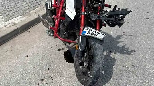 Baba-oğulun yaralandığı trafik kazası kamerada