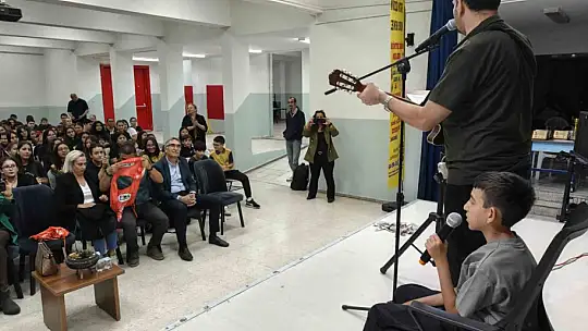 Babası ile birlikte okul arkadaşlarına konser verdi