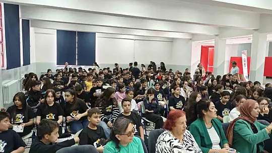 Babası ile birlikte okul arkadaşlarına konser verdi