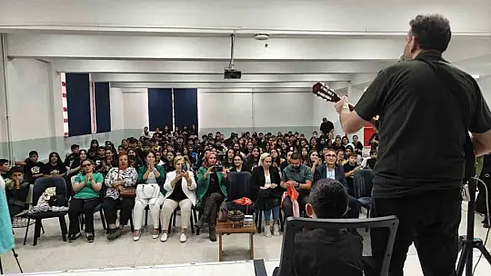 Babası ile birlikte okul arkadaşlarına konser verdi