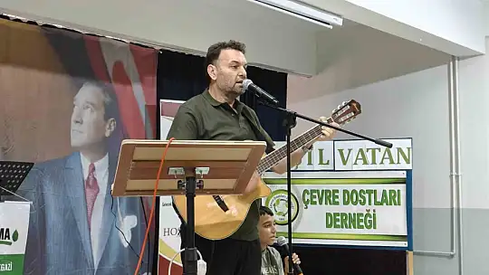 Babası ile birlikte okul arkadaşlarına konser verdi