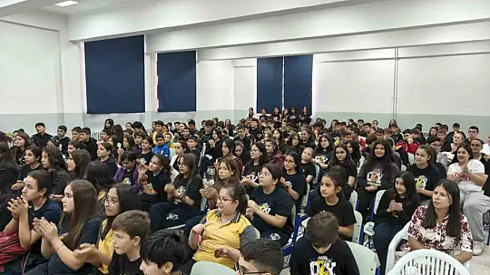Babası ile birlikte okul arkadaşlarına konser verdi