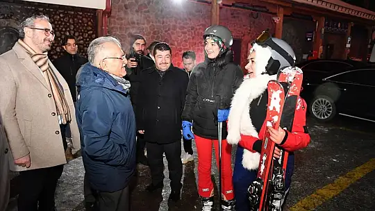 Bakan Tekin, Erciyes'te kayakseverlerle bir araya geldi