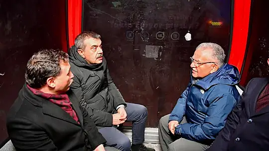 Bakan Tekin, Erciyes'te kayakseverlerle bir araya geldi