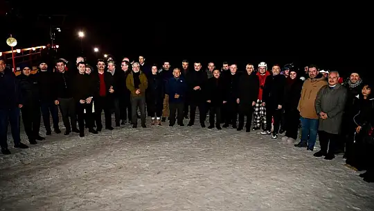 Bakan Tekin, Erciyes'te kayakseverlerle bir araya geldi