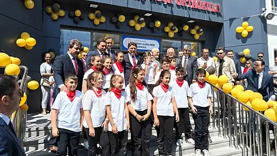 Bakan Tunç, çocukların karne heyecanına ortak oldu