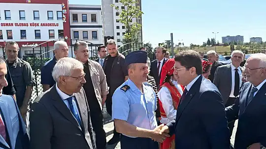 Bakan Tunç, çocukların karne heyecanına ortak oldu