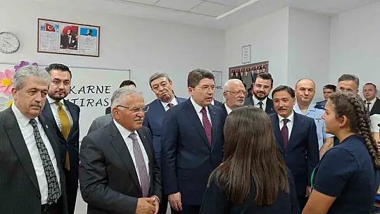 Bakan Tunç, çocukların karne heyecanına ortak oldu