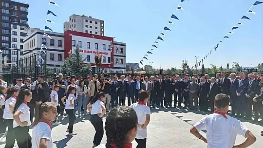 Bakan Tunç, çocukların karne heyecanına ortak oldu