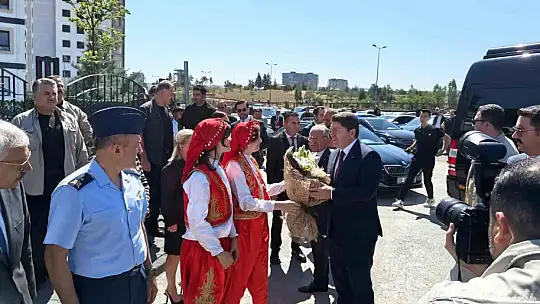Bakan Tunç, çocukların karne heyecanına ortak oldu