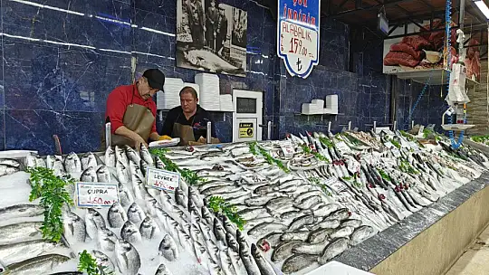 Balık tezgahları şenlendi