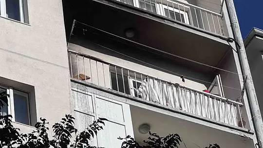 Balkonda çıkan yangın eve sıçramadan söndürüldü