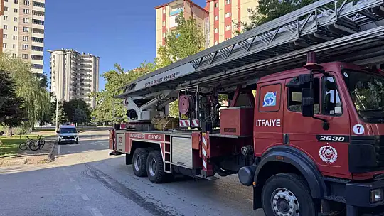 Balkonda çıkan yangın eve sıçramadan söndürüldü