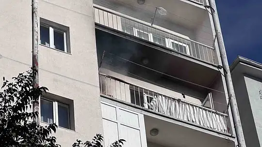 Balkonda çıkan yangın eve sıçramadan söndürüldü