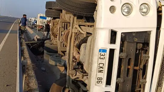Bamya yüklü kamyon devrildi, ulaşım aksadı
