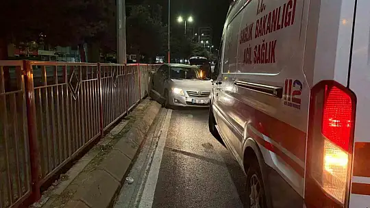 Bariyerlere çarpan otomobilin tekerleği fırladı: 2 yaralı