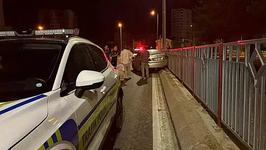 Bariyerlere çarpan otomobilin tekerleği fırladı: 2 yaralı