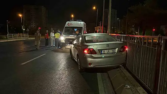 Bariyerlere çarpan otomobilin tekerleği fırladı: 2 yaralı