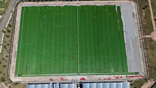 Başakpınar Spor Merkezi'nin çimleri ve yedek kulübeleri yenileniyor