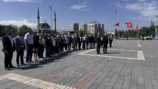 Başkan Akın: 'Plansız açılan fakülteler nedeniyle eczacılık alanında istihdam krizi yaşanmaktadır'