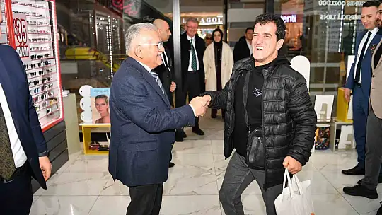 Başkan Büuyükkılıç, AVM'de esnaf ve vatandaşlarla buluştu