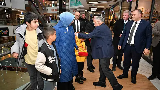 Başkan Büuyükkılıç, AVM'de esnaf ve vatandaşlarla buluştu
