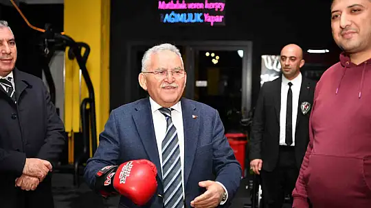 Başkan Büuyükkılıç, AVM'de esnaf ve vatandaşlarla buluştu