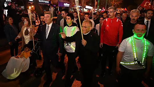 Başkan Büyükkılıç, 19 Mayıs Fener Alayı'nda gençlerin coşkusuna ortak oldu